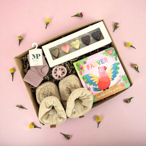 Flot og sød gaveløsning med lyserøde ting til både mor og baby