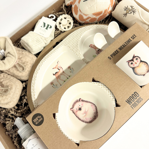 Stor overdådig barselsgave med spisesæt, giraf bold, futter og flere sager til baby i beige