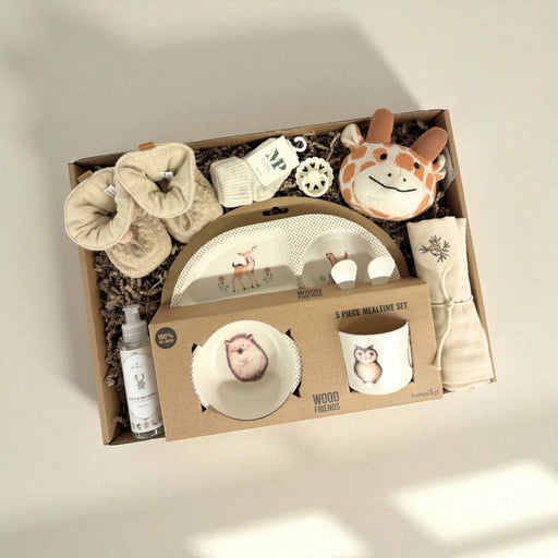 Stor overdådig barselsgave med spisesæt, giraf bold, futter og flere sager til baby i beige