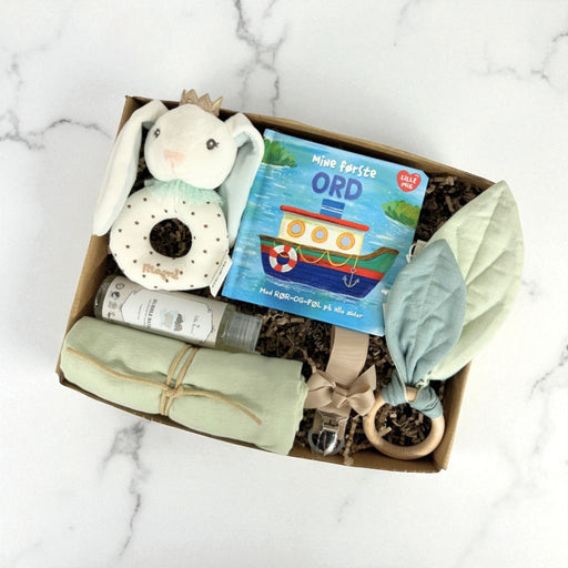 sød og flot gaveløsning som barselsgave med legetøj og sager til baby i blå