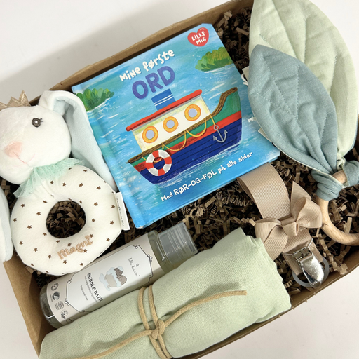 sød og flot gaveløsning som barselsgave med legetøj og sager til baby i blå