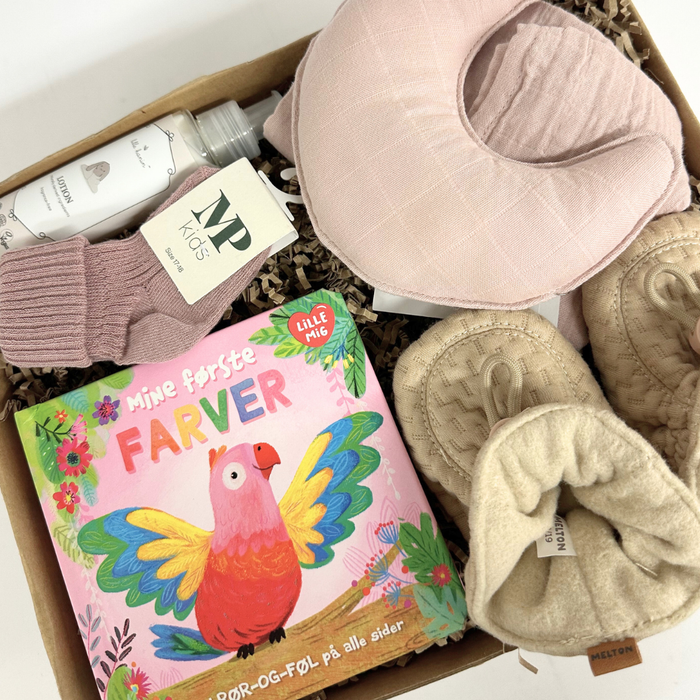 Sød lille lyserød gaveløsning med nusselud og futter til baby