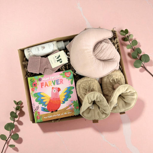 Sød lille lyserød gaveløsning med nusselud og futter til baby