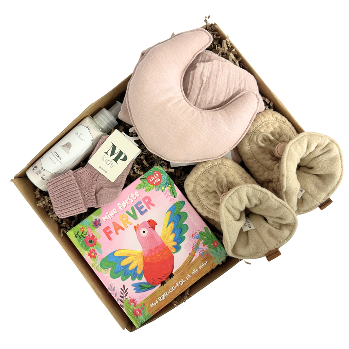 Sød lille lyserød gaveløsning med nusselud og futter til baby