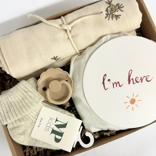 Lille flot barselsgave i beige med milepælskort, stofble, sut og strømper til baby
