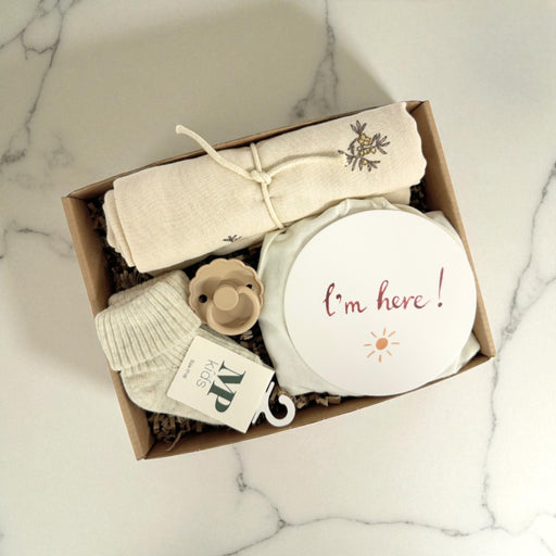 Lille flot barselsgave i beige med milepælskort, stofble, sut og strømper til baby
