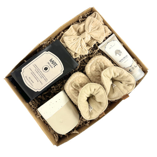 Sød kaffe og barselsgave med kaffe, krus og sager til baby i beige