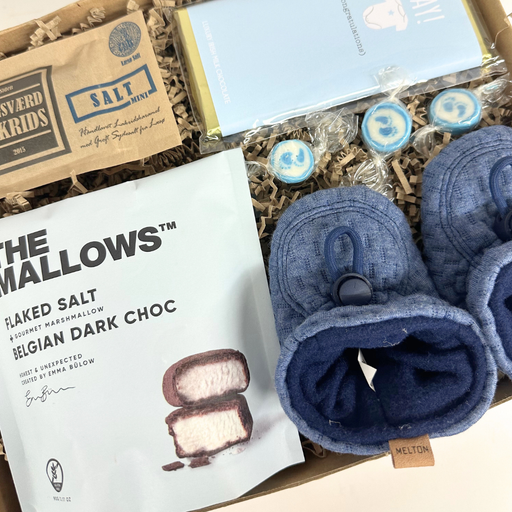 Sød og fin lille blå gave med futter til Baby, og chokolade til forældre