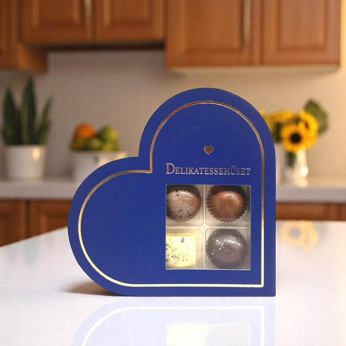 blåt chokoladehjerte med 4 fyldte chokolader i, med forskelligt fyld