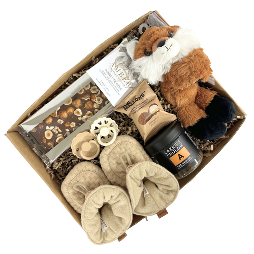 Fin brun barselsgave med krammeven og gode sager til forældre og baby 