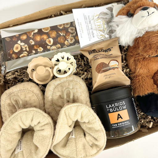 Fin brun barselsgave med krammeven og gode sager til forældre og baby