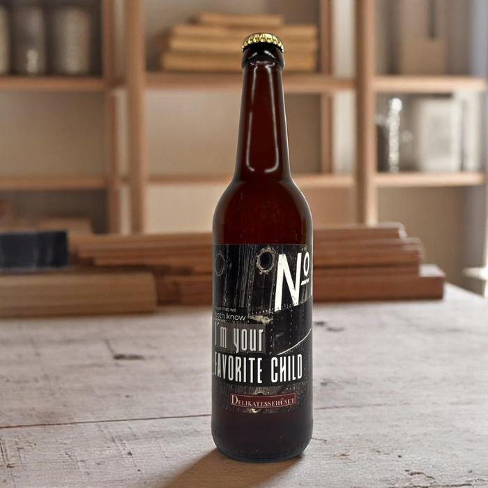 'I love that we both know that I'm your FAVORITE CHILD'

Øllen til forældrene med verdens bedste børn

Designet af Delikatessehuset og bestående af økologisk klassisk Pale Ale fra Grauballe Bryghus; med en sød lille hilsen.

Denne special-øl er en klassisk pale ale brygget på lyse malte. Humlen giver i kombination med de lyse malte en velafbalanceret bitterhed.


"Den blide men samtidig bitre smag minder om en kølig gåtur gennem det dugvåde græs en kølig morgen i bare tæer." - 