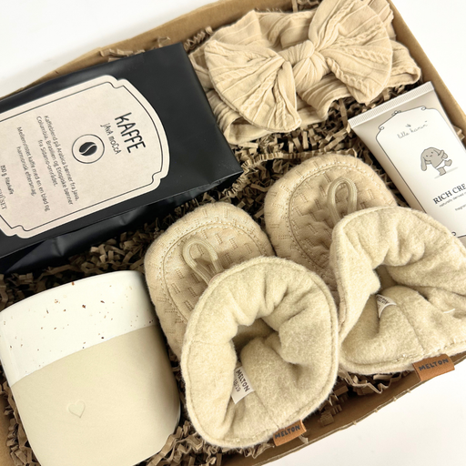 Sød kaffe og barselsgave med kaffe, krus og sager til baby i beige