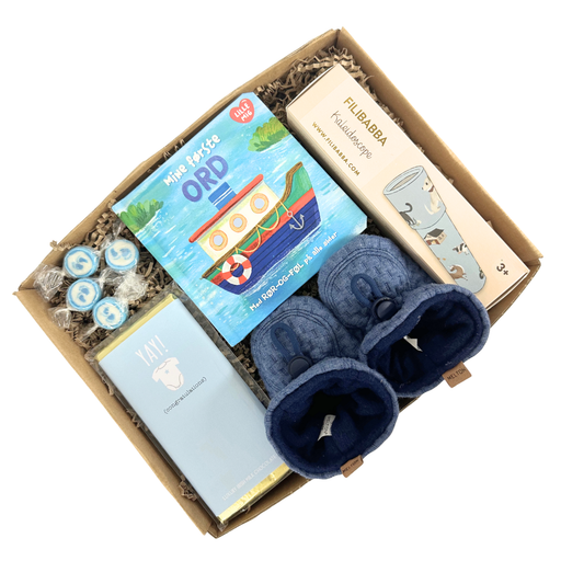 Fin blå barselsgave med bog om ord og legetøj til baby