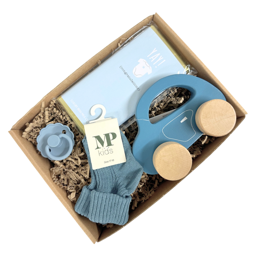 Lille fin blå gaveløsning med træbil, strømper, sut og chokolade