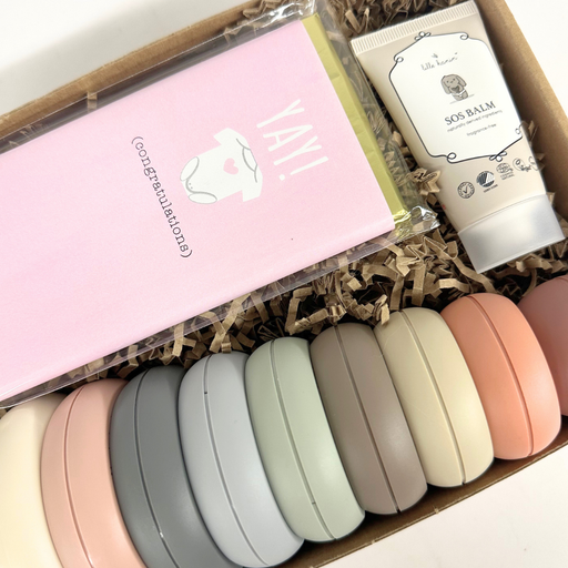 Lille fin barselsgave med stabletårn, chokolade og creme til baby