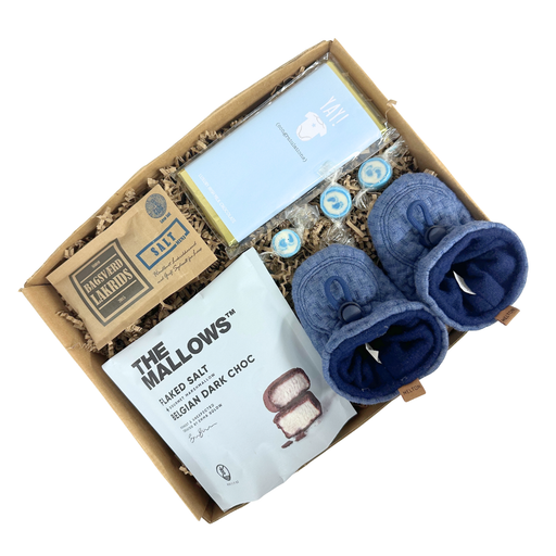 Sød og fin lille blå gave med futter til Baby, og chokolade til forældre