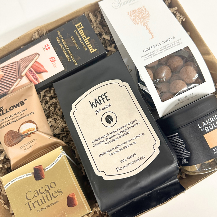 Flot gaveløsning med en masse lækkerier og kaffe