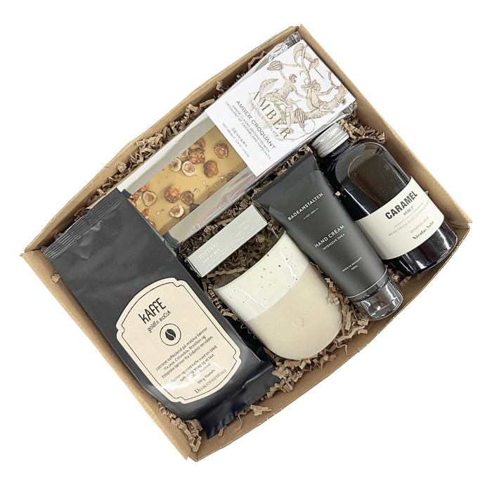 Fin gaveløsning med alt til kaffen, både krus, kaffe og kaffesirup