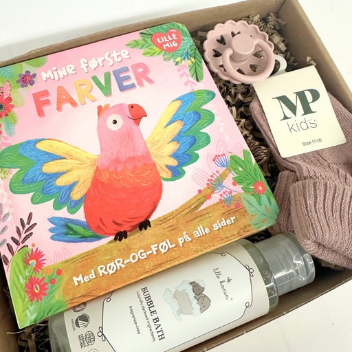 Sød lille gave med strømper, sut, sæbe og bog om farver i lyserød