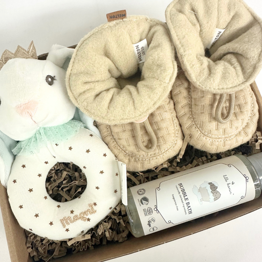 Lille barselsgave med futter, sæbe og kanin rangle