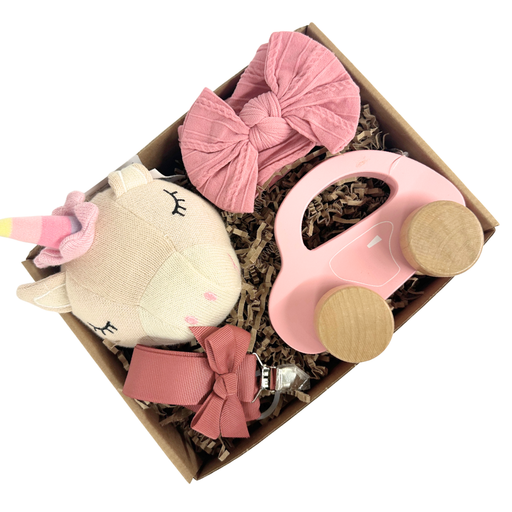 Fin gave til en lille pige med lyserøde sager