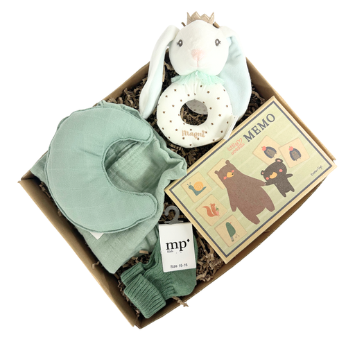 Grøn barselsgave med vendespil, nusseklud og kaninrangle