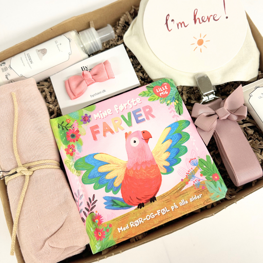 Stor barselsgave med lyserøde sager til den lille nye pige