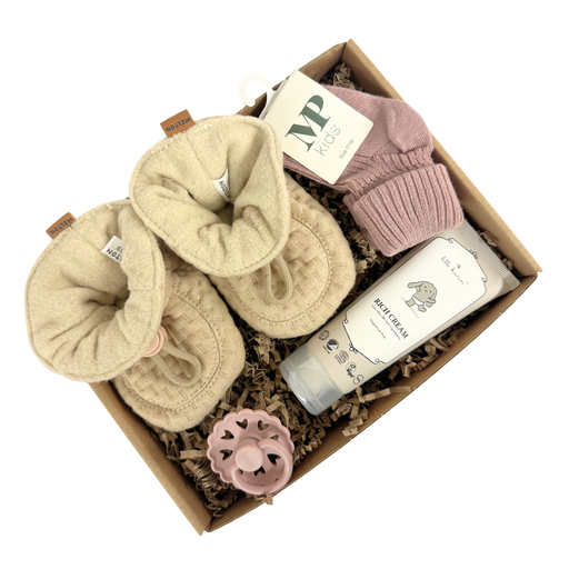 Sød lille barselsgave med lyserøde strømper og sut, samt futter i beige