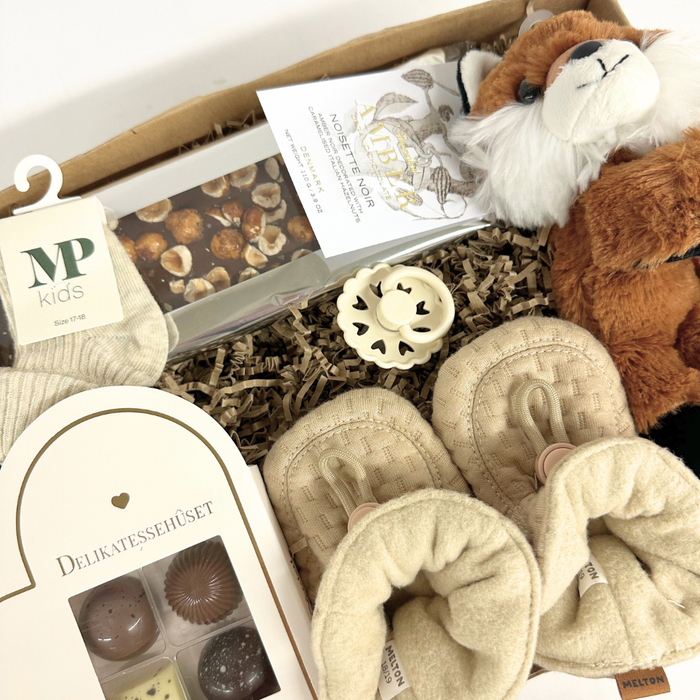 Fin gaveløsning med bamse, futter, sut, strømper og chokolade