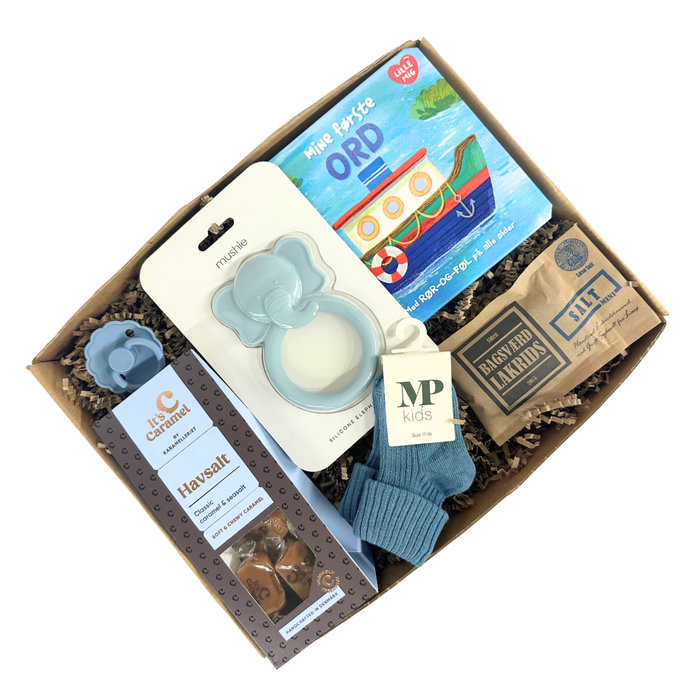 Flot og blå gaveløsning med blå sager og elefant bidering til baby