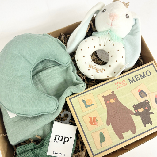 Grøn barselsgave med vendespil, nusseklud og kaninrangle