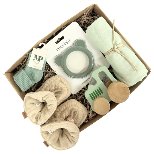 Grøn gaveløsning med traktor i træ, futter og andet til baby