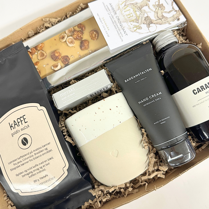 Fin gaveløsning med alt til kaffen, både krus, kaffe og kaffesirup