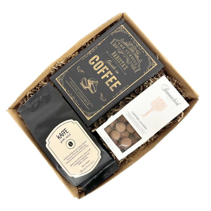 gaveløsning med bog om kaffe samt kaffe at nyde bogen med