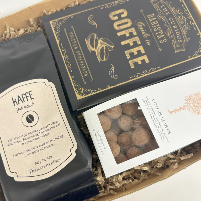 gaveløsning med bog om kaffe samt kaffe at nyde bogen med