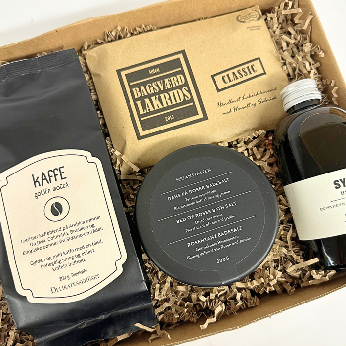 Elegant kaffe gaveløsning med badesalt, kaffe og kaffesirup
