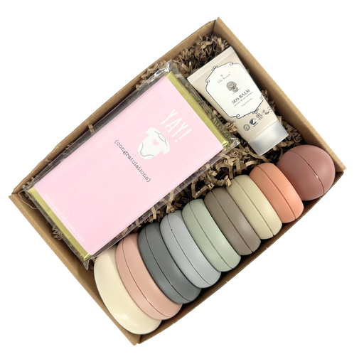 Lille fin barselsgave med stabletårn, chokolade og creme til baby