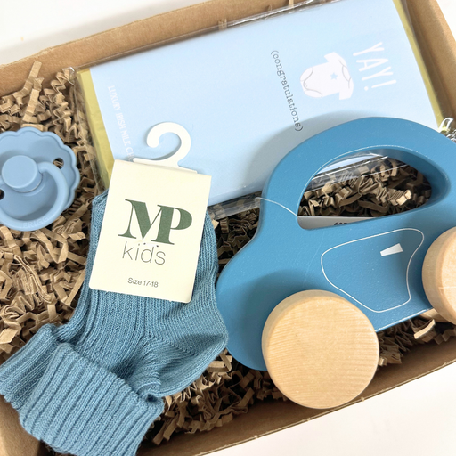 Lille fin blå gaveløsning med træbil, strømper, sut og chokolade