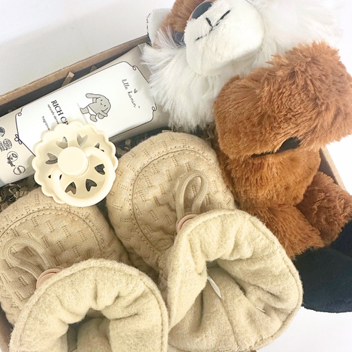 Lille gave med krammeven, futter og sut til baby