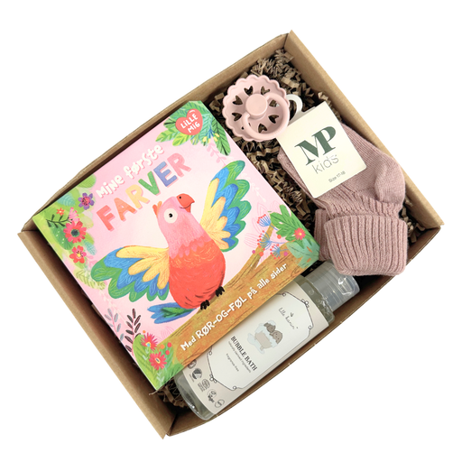 Sød lille gave med strømper, sut, sæbe og bog om farver i lyserød