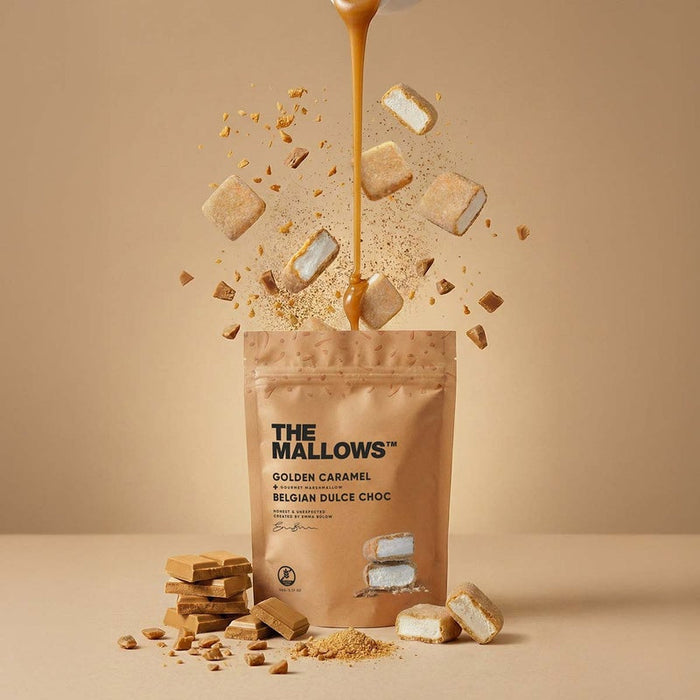 The Mallows Golden Caramel pose omgivet af skumfiduser og karamel