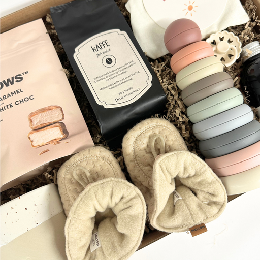 Stor overdådig gaveløsning med kaffe til den voksne og legetøj til baby