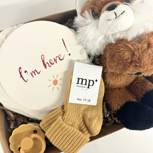 Sød barselsgave med milepælskort og ræve krammebamse