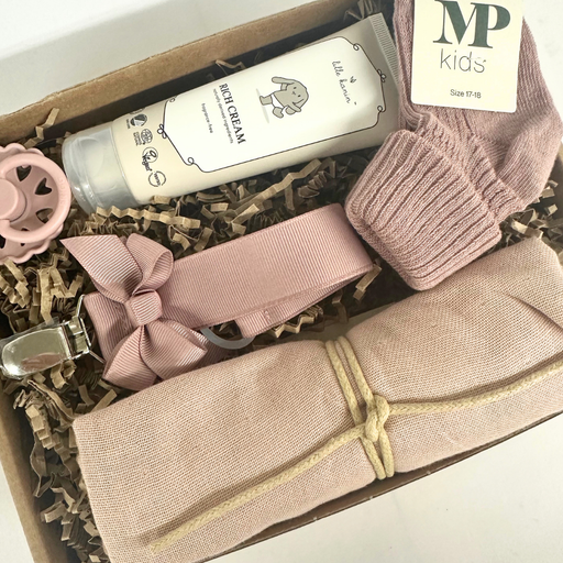 Sød lille gaveløsning med suttesnor, sut, stofble, strømper og creme til baby