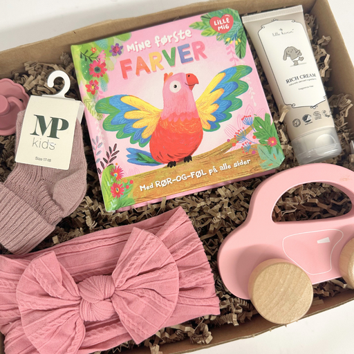 Fin gaveløsning i lyserød med hårbånd, bog om farver og sager til baby