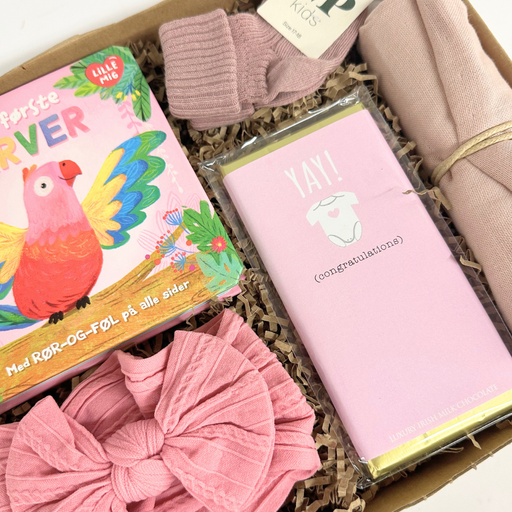 Flot og stor gaveløsning med hårbånd, stofble og strømper til den lille fine pige