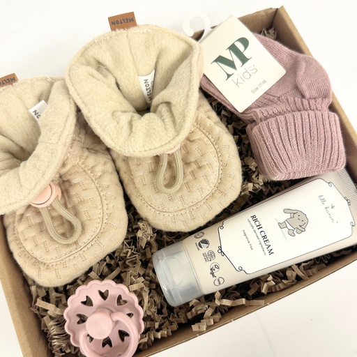 Sød lille barselsgave med lyserøde strømper og sut, samt futter i beige