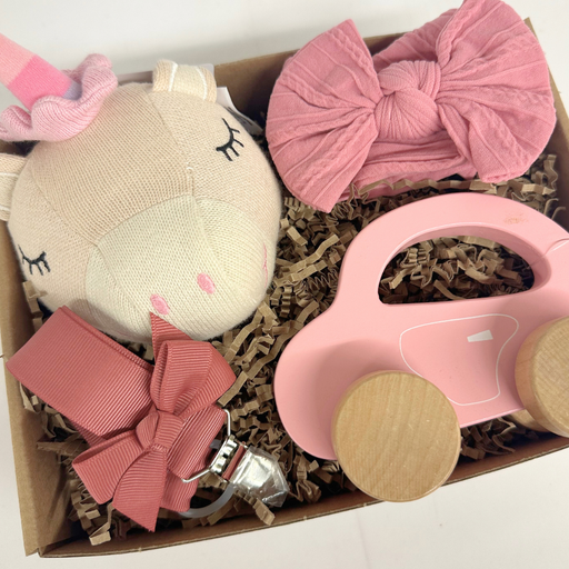 Fin gave til en lille pige med lyserøde sager