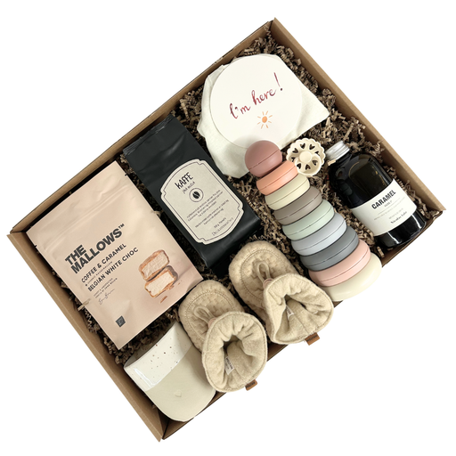 Stor overdådig gaveløsning med kaffe til den voksne og legetøj til baby